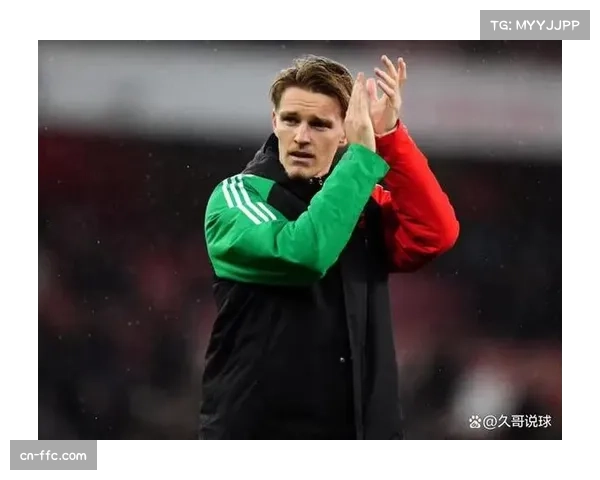 战术板细节曝光:阿尔特塔在场边向厄德高布置高位逼抢指令 战术板细节曝光:阿尔特塔在场边向厄德高布置高位逼抢指令